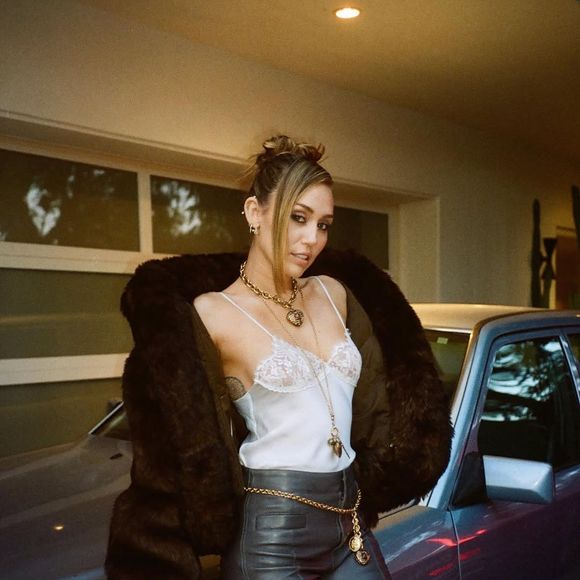 Miley Cyrus resgata moda Y2K para programa de TV