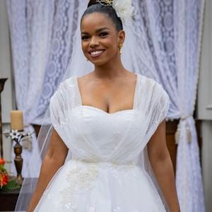 A combinação de tênis branco e vestido de noiva pode ganhar uma proposta mais descontraída com o All Star floral, especialmente em produções de silhueta delicada, vestidos fluidos ou looks menos tradicionais.