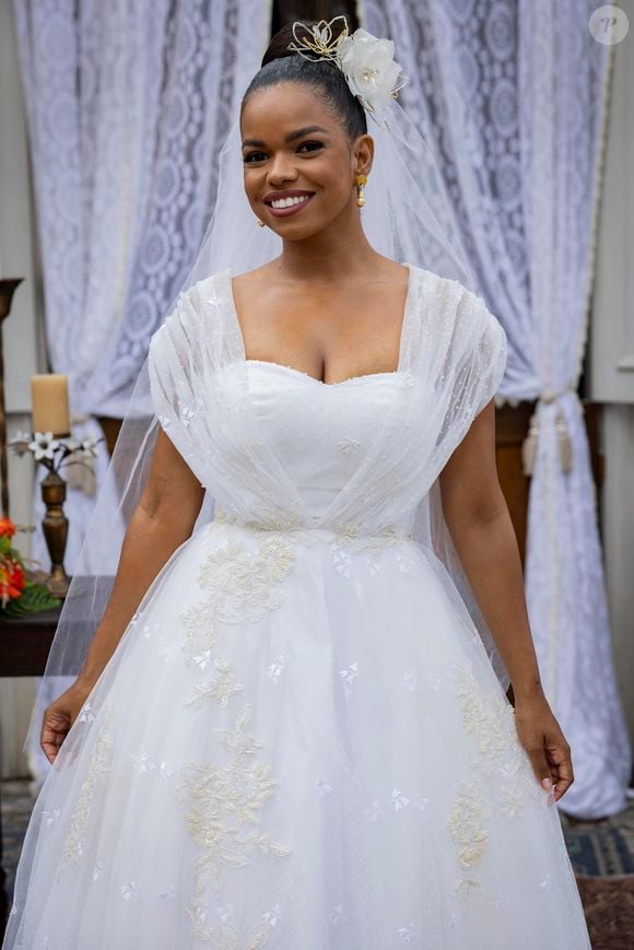 A combinação de tênis branco e vestido de noiva pode ganhar uma proposta mais descontraída com o All Star floral, especialmente em produções de silhueta delicada, vestidos fluidos ou looks menos tradicionais.
