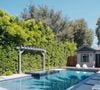 Casa de Demi Lovato: piscina, hidromassagem e churrasqueira no ambiente externo