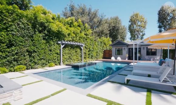Casa de Demi Lovato: piscina, hidromassagem e churrasqueira no ambiente externo