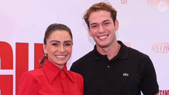 Perto de estrear em novela da Globo, Pietro Antonelli, filho de Murilo Benício, prestigiou a mãe, Giovanna Antonelli, no lançamento de seu novo filme. Em outra ocasião, a atriz revelou ao Purepeople que aposta na simplicidade para transformar o visual: 'Posso tá básica… coloco um óculos e muda tudo. Traz identidade, presença'