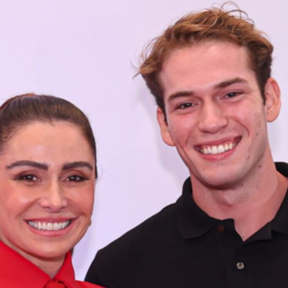 Perto de estrear em novela da Globo, Pietro Antonelli, filho de Murilo Benício, prestigiou a mãe, Giovanna Antonelli, no lançamento de seu novo filme. Em outra ocasião, a atriz revelou ao Purepeople que aposta na simplicidade para transformar o visual: 'Posso tá básica… coloco um óculos e muda tudo. Traz identidade, presença'