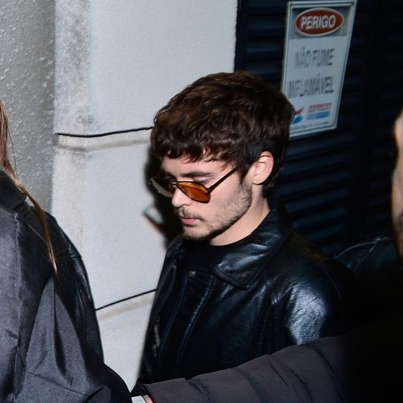 A filha de Xuxa chegou ao after acompanhada pelo marido, João Lucas