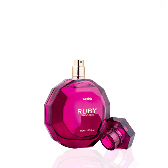 A combinação de pera, cereja, peônia e jasmim faz do 'Ruby Rhodolite' uma fragrância envolvente e feminina