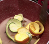 Comece preparando o caldo do quentão em uma panela funda com especiarias, açúcar, cachaça e água