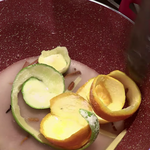 Comece preparando o caldo do quentão em uma panela funda com especiarias, açúcar, cachaça e água