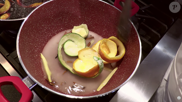 Comece preparando o caldo do quentão em uma panela funda com especiarias, açúcar, cachaça e água