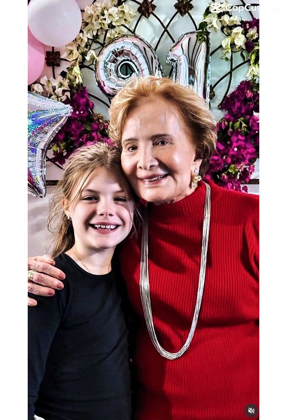 Glória Menezes e a bisneta, Mariah, chamaram atenção pela semelhança na festa de 91 anos da atriz