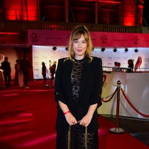 A atriz Malu Rodrigues apostou na tendência do 'dark romance'. Seu look consistiu em um vestido midi de renda preta trabalhada, com transparência sutil nas pernas e no colo. Por cima, um blazer preto alongado com mangas ¾ trouxe uma estrutura de alfaiataria ao visual. O toque final ficou por conta da bolsa Prada de couro preto com alça de corrente dourada e sapatos de bico quadrado com pulseira no tornozelo