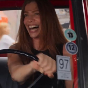 Nem Tarantino pensaria nisso! Arminda foge com dinheiro roubado, atropela Lucélia e leva web ao delírio com cena HILÁRIA de ‘Três Graças’
