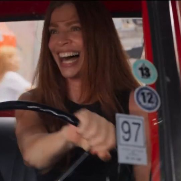 Nem Tarantino pensaria nisso! Arminda foge com dinheiro roubado, atropela Lucélia e leva web ao delírio com cena HILÁRIA de ‘Três Graças’