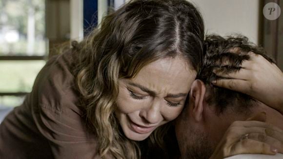 Leonardo (Guilherme Magon) surge vivo em cadeira de rodas e choca Heleninha (Paolla Oliveira)