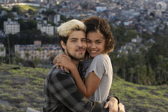 Namorado de Joélly (Alana Cabral), Raul (Paulo Mendes) vê a garota rebater suas falas sobre gravidez na novela 'Três Graças', capítulo de 29 de outubro de 2025, quarta-feira