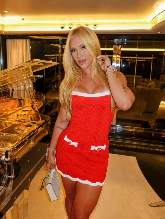 Em meio aos rumores de reconciliação com Vini Jr., Virginia Fonseca exibiu uma Hermès Mini Kelly em passeio pelo Golfo Pevero. A bolsa de luxo é considerada um dos acessórios mais desejados da moda internacional