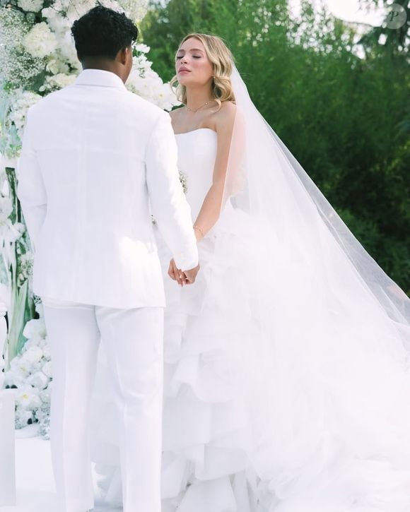 O jogador de futebol Endrick e a influenciadora Gabriely Miranda surpreenderam os seguidores nesta sexta-feira (18) ao publicarem, no Instagram, registros de uma cerimônia de casamento realizada em Madrid, na Espanha