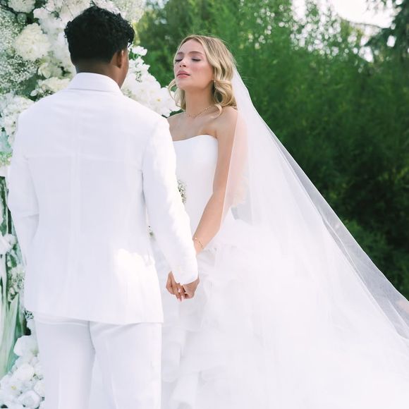 O jogador de futebol Endrick e a influenciadora Gabriely Miranda surpreenderam os seguidores nesta sexta-feira (18) ao publicarem, no Instagram, registros de uma cerimônia de casamento realizada em Madrid, na Espanha