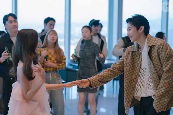 Em 'Um Namorado por Assinatura', protagonista divide-se entre romance virtual e real