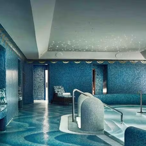 São apenas 40 quartos e suítes, algumas com piscinas privativas e terraços com vista para os jardins ou o mar.