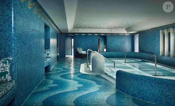 São apenas 40 quartos e suítes, algumas com piscinas privativas e terraços com vista para os jardins ou o mar.