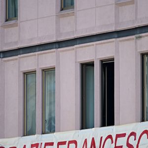 'Obrigado, Francisco': mensagens de carinho foram vistas nas ruas do Vaticano