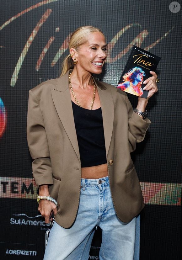 Adriane Galisteu prestigiou a estreia VIP de um musical sobre a vida de Tina Turner