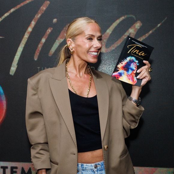 Adriane Galisteu prestigiou a estreia VIP de um musical sobre a vida de Tina Turner