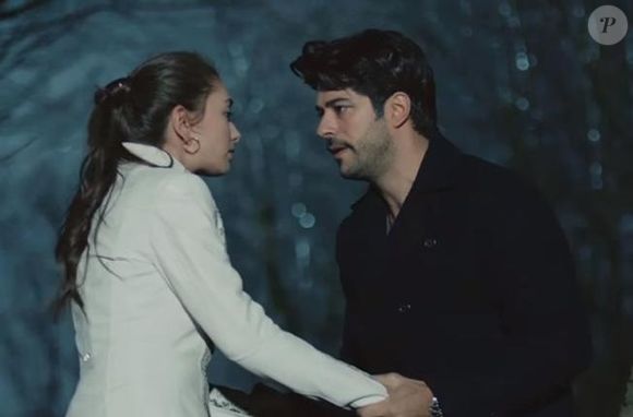 Cena de “Kara Sevda” mostra o casal Kemal e Nihan enfrentando os dilemas de um amor proibido entre classes sociais