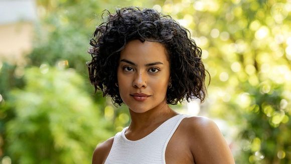 Bella Campos comentou com o Purepeople a ajuda de vários profissionais para interpretar Maria de Fátima em 'Vale Tudo'