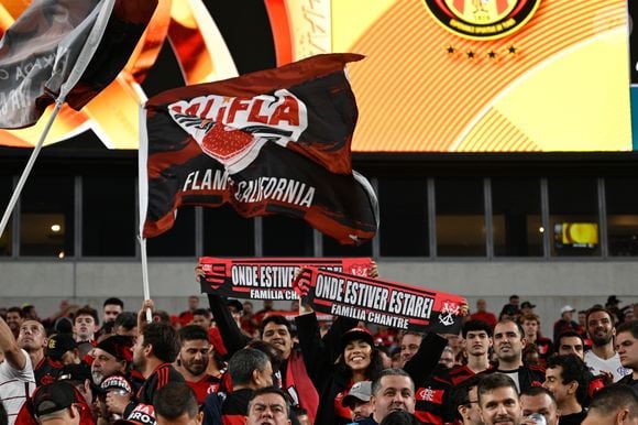 Capitão do Flamengo, Gerson divide arquibancada entre aplausos e críticas em Filadélfia