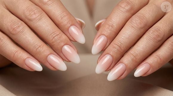 O baby boomer combina rosa nude e branco em um degradê suave e difuminado, criando uma manicure luminosa e atemporal. A naturalidade é uma das principais características da técnica, que mantém as mãos elegantes sem exageros