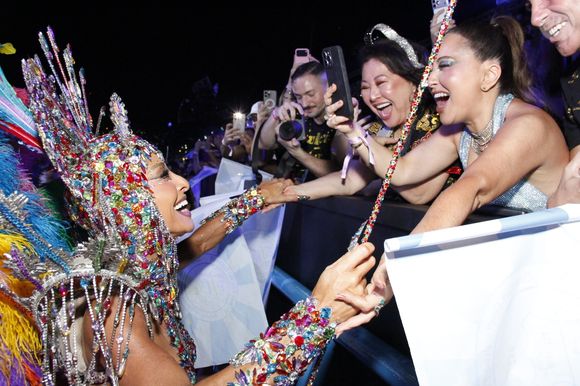 Sabrina Sato ganhou apoio da mãe e da irmã durante desfile da Vila Isabel