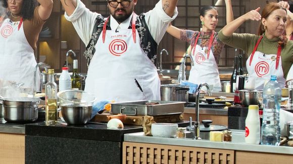 Quem saiu do 'MasterChef Brasil 2025'? Eliminação dupla em episódio polêmico vira motivo de festa na web: 'Verdadeiro banquete'