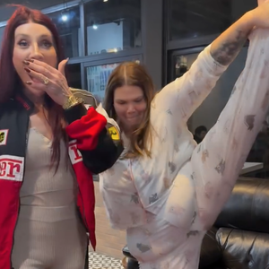 Thais Carla também impressionou ao mostrar sua flexibilidade que recuperou após o emagrecimento