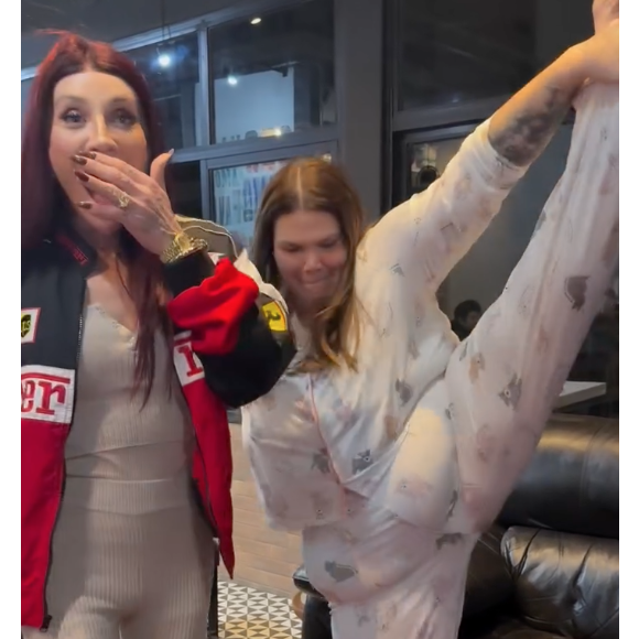 Thais Carla também impressionou ao mostrar sua flexibilidade que recuperou após o emagrecimento