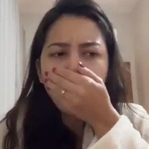 A influenciadora Ana Duarte decidiu experimentar o body splash com aroma de waffle e o resultado foi uma ânsia de vômito quase incontrolável diante das câmeras