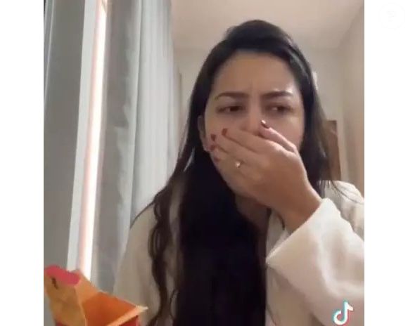 A influenciadora Ana Duarte decidiu experimentar o body splash com aroma de waffle e o resultado foi uma ânsia de vômito quase incontrolável diante das câmeras