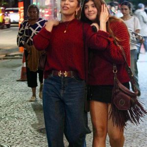 Grazi Massafera e Sofia escolheram se proteger do frio com suéteres na cor vinho