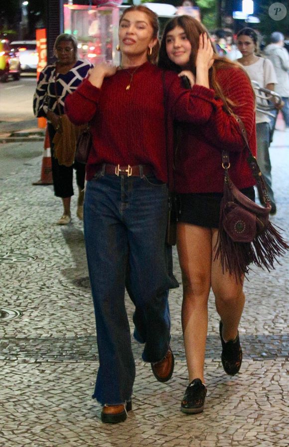 Grazi Massafera e Sofia escolheram se proteger do frio com suéteres na cor vinho