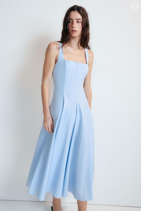 Vendido por R$ 319, o Vestido de Popelina com Godês, da Zara, se destaca pela silhueta fluida e pelo visual romântico, ideal para produções com o Adidas Tokyo Crew White Floral Embroidery