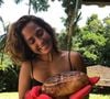 Camila Pitanga começa o dia com uma refeição composta por um suco verde de maçã, cenoura, salsinha, hortelã, gengibre, cúrcuma e repolho branco