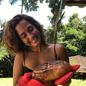 Camila Pitanga começa o dia com uma refeição composta por um suco verde de maçã, cenoura, salsinha, hortelã, gengibre, cúrcuma e repolho branco