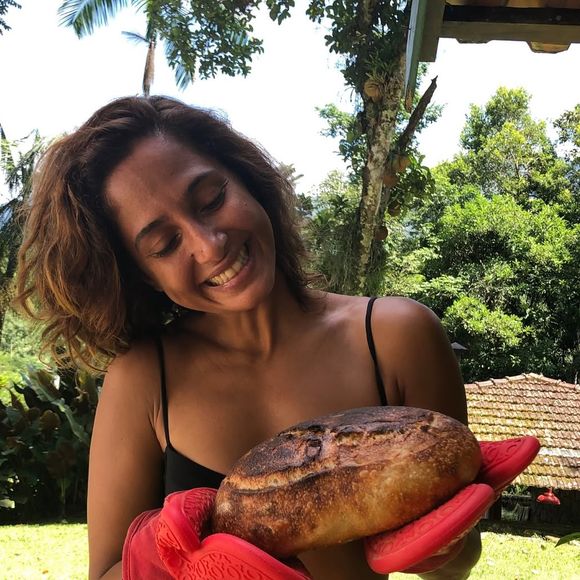 Camila Pitanga começa o dia com uma refeição composta por um suco verde de maçã, cenoura, salsinha, hortelã, gengibre, cúrcuma e repolho branco