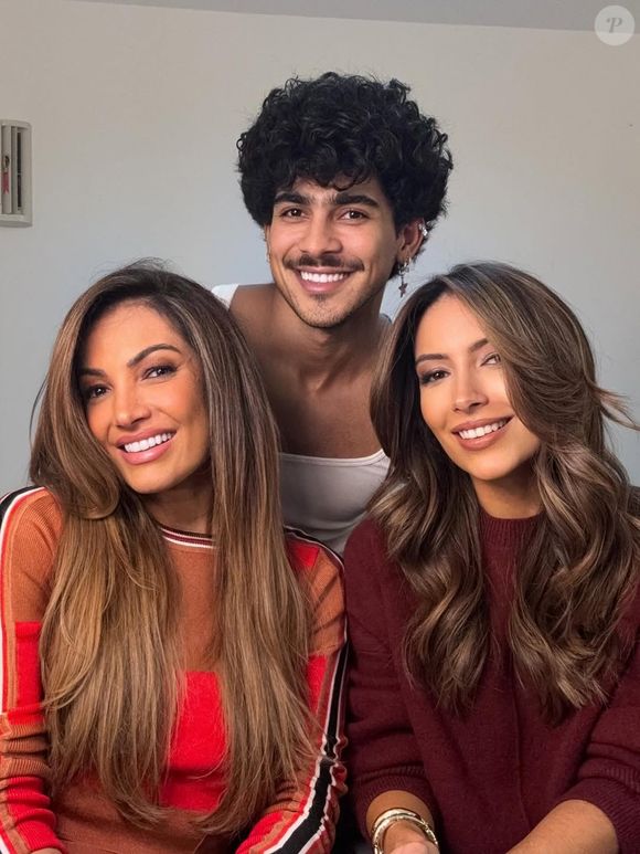 As jornalistas Patricia Poeta e Paloma Poeta surgiram juntas com cabelo parecido, e a semelhança entre elas impressionou diversos internautas.