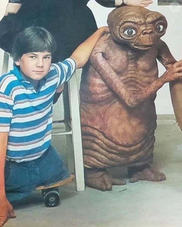 Na época com 11 anos, Matthew DeMeritt, nascido sem as pernas, foi contratado para interpretar o ET devido à sua estatura