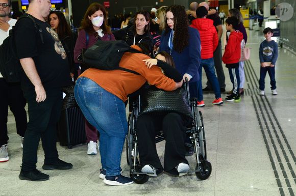 Preta Gil recebeu o carinho de familiares, amigos e fãs no momento do embarque