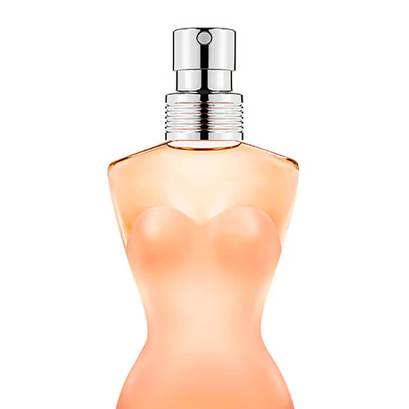 Lançado em 1993, Classique, da Jean Paul Gaultier, segue como um dos perfumes importados femininos mais icônicos da perfumaria mundial graças à sua combinação de sensualidade e sofisticação
