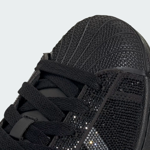 O clássico Superstar II ganhou versão cravejada de brilho e prova que a Adidas está apostando forte na tendência de sneakers statement para 2026