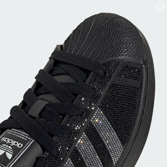 O clássico Superstar II ganhou versão cravejada de brilho e prova que a Adidas está apostando forte na tendência de sneakers statement para 2026