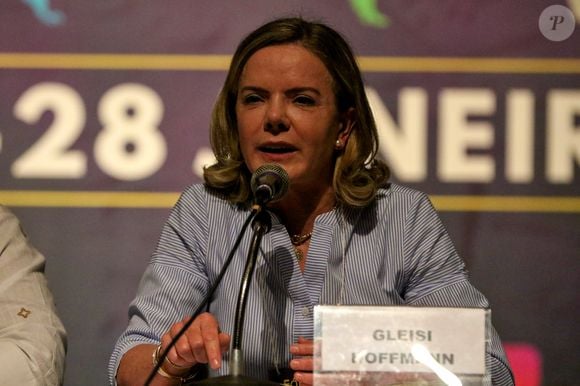 Gleisi Hoffmann prega a soberania nacional e chega a constranger o presidente por sua defesa tão veemente, ainda segundo o NaTelinha